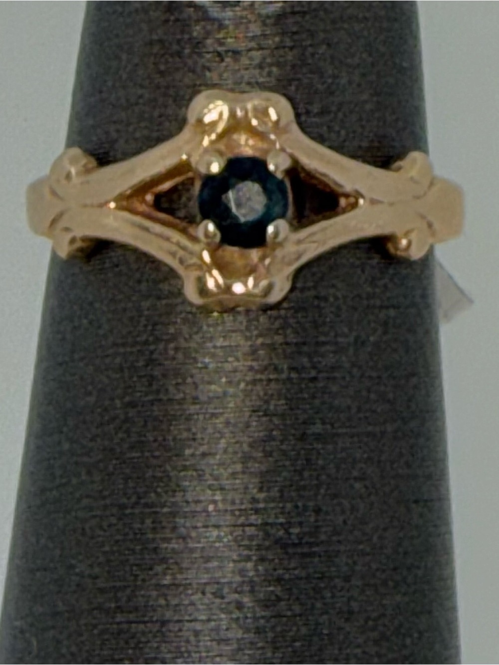 426002 14k Yg sapphire ring size 2